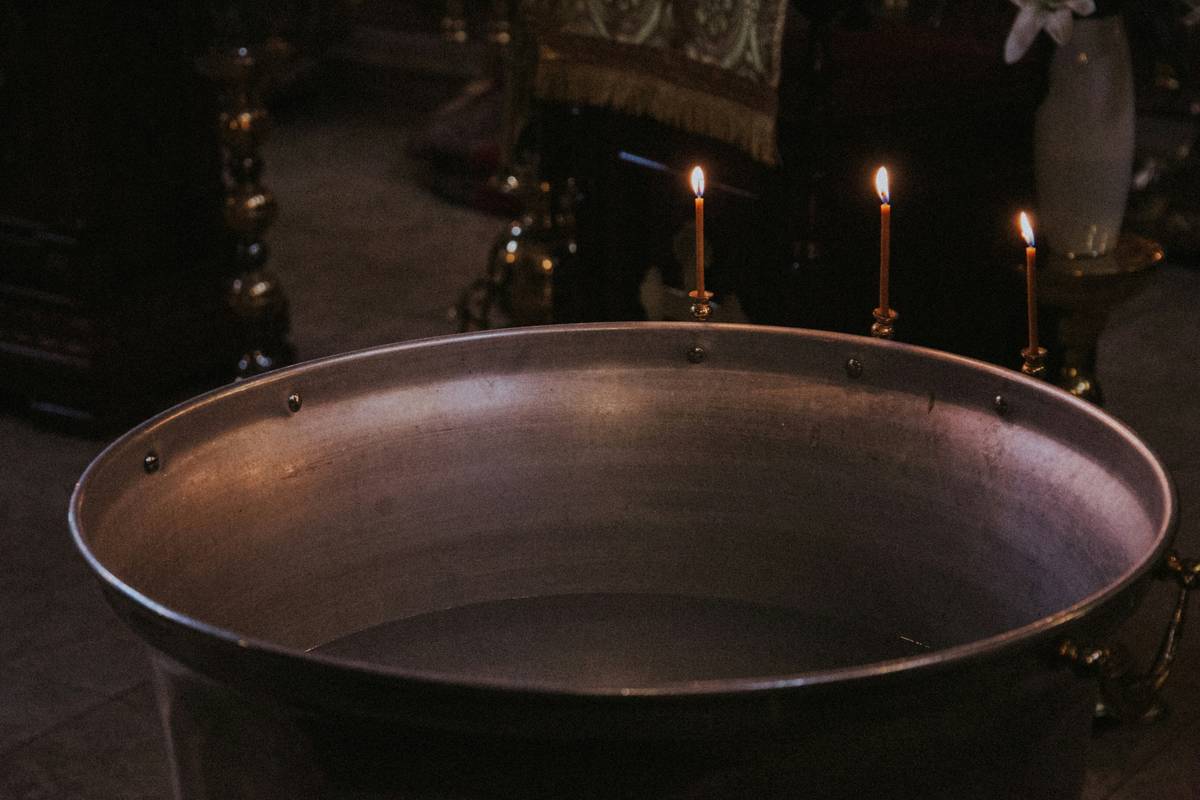 close-up of outdoor accent birdbath are metal bird showing water runoff detail